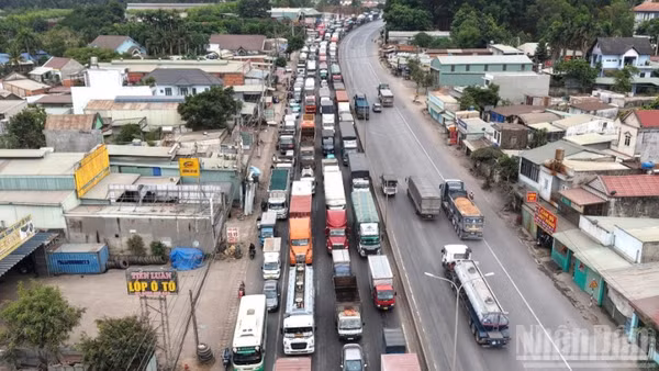 Kẹt xe kéo dài nhiều kilomet trên Quốc lộ 51, đoạn qua địa bàn tỉnh Đồng Nai.