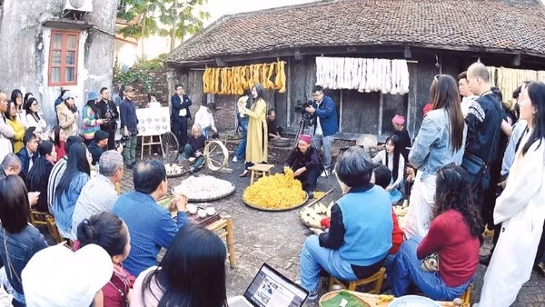 Khách du lịch tham quan, trải nghiệm tại Làng nghề dệt đũi Nam Cao, xã Lê Lợi, tỉnh Hưng Yên (Ảnh: NGUYỄN ĐĂNG)