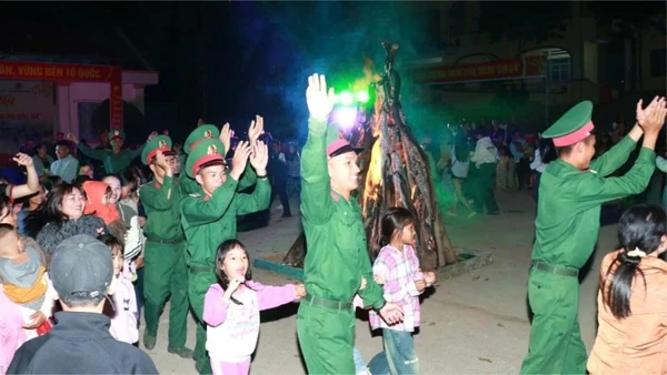 Bộ đội cùng giao lưu với người dân xã vùng sâu Yang Mao.