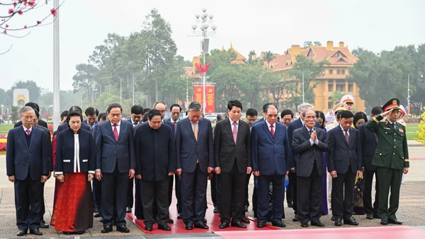 Các đồng chí lãnh đạo, nguyên lãnh đạo Đảng, Nhà nước thành kính tưởng nhớ công lao to lớn của Chủ tịch Hồ Chí Minh.