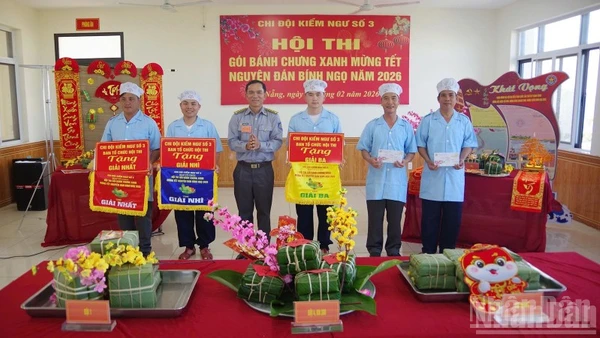 Thủ trưởng Chi đội Kiểm ngư số 3 trao giải cho các đội tại Hội thi gói bánh chưng xanh.