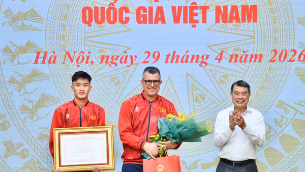 Thủ tướng Lê Minh Hưng trao Bằng khen của Thủ tướng Chính phủ và quà lưu niệm tặng đội tuyển bóng đá nam U17 quốc gia Việt Nam. (Ảnh: Thanh Giang)