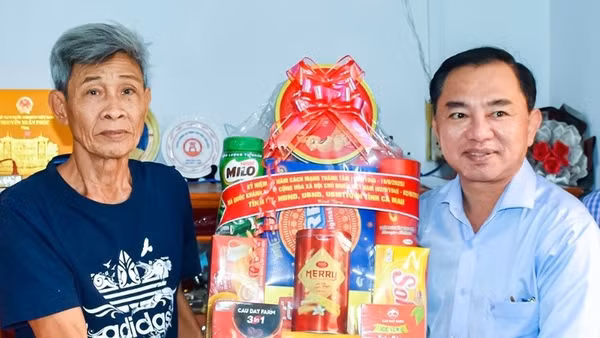 Đồng chí Phan Thanh Duy, Ủy viên Ban Thường vụ Tỉnh ủy, Trưởng ban Tổ chức Tỉnh ủy Cà Mau thăm, tặng quà các gia đình thương binh, liệt sĩ của tỉnh. (Ảnh: CTV)