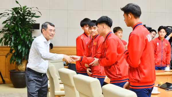Thủ tướng Lê Minh Hưng bắt tay chúc mừng các cầu thủ đội tuyển bóng đá nam U17 quốc gia Việt Nam. (Ảnh: Thanh Giang)