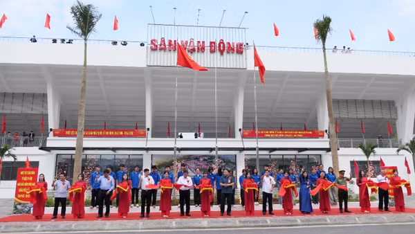 Các đồng chí lãnh đạo tỉnh Tuyên Quang thực hiện nghi thức cắt băng khánh thành Dự án khu liên hợp thể thao và văn hóa Hà Giang.