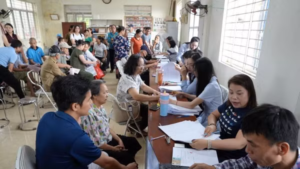 Cán bộ xã Thanh Oai phối hợp chủ đầu tư tổ chức chi trả tiền bồi thường, hỗ trợ giải phóng mặt bằng Khu đô thị thể thao Olympic cho 107 hộ dân tại thôn Động Giã.