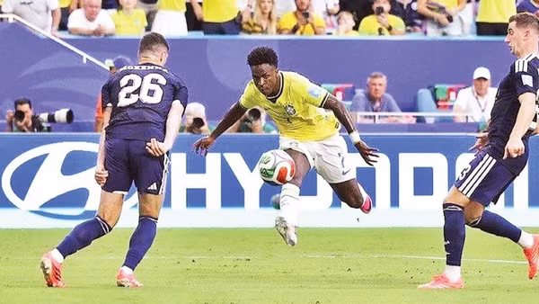 Brazil (áo vàng) thắng Scotland 3-0 ở lượt trận cuối, giữ ngôi đầu bảng C (Ảnh: TÂN HOA XÃ)