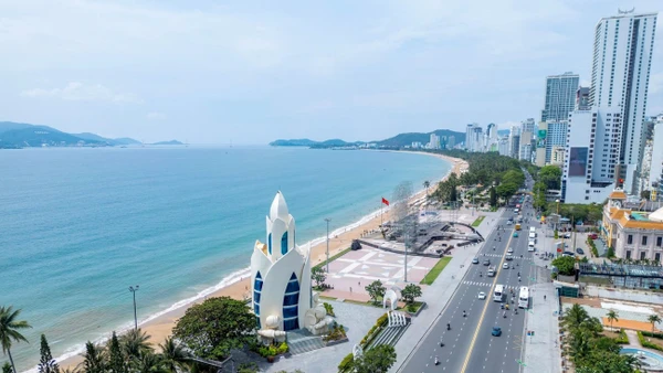 Tháp Trầm hương tọa lạc tại Quảng trường 2/4, thành phố Nha Trang, tỉnh Khánh Hòa. (Ảnh MỸ HÀ)