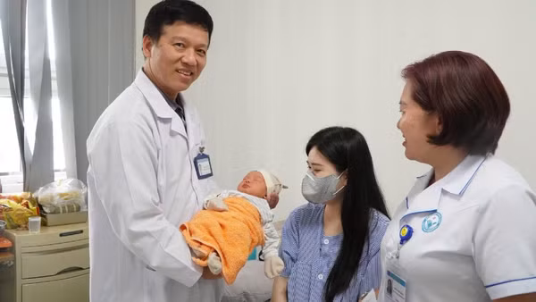 Bác sĩ, nhân viên y tế Bệnh viện đa khoa Vũng Tàu và sản phụ cùng em bé mới sinh.