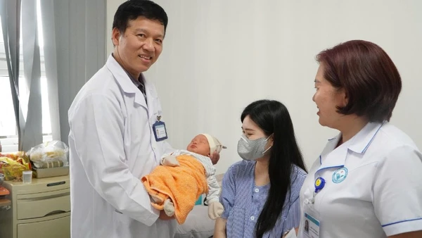 Bác sĩ, nhân viên y tế Bệnh viện đa khoa Vũng Tàu và sản phụ cùng em bé mới sinh.