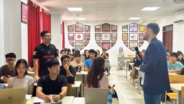 Sinh viên Trường đại học Kinh tế, Đại học Quốc gia Hà Nội học tập trong môi trường sử dụng tiếng Anh với giảng viên nước ngoài. (Ảnh: MINH CHI)