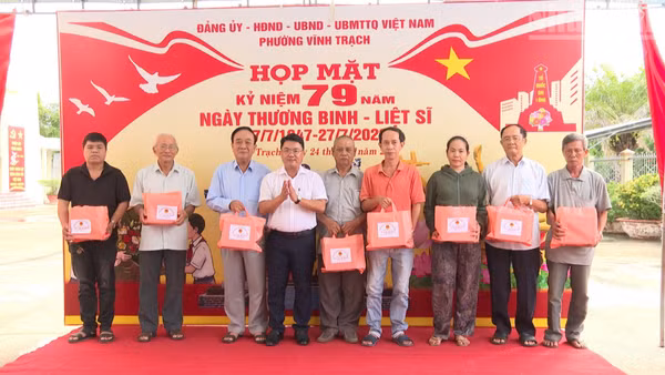 Đồng chí Ngô Hiếu Dân, Bí thư Đảng ủy phường Vĩnh Trạch (tỉnh Cà Mau) tặng quà các gia đình chính sách trên địa bàn phường.