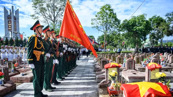 Lễ truy điệu, an táng 80 hài cốt liệt sĩ quân tình nguyện, chuyên gia Việt Nam hy sinh tại Lào quy tập về Nghĩa trang liệt sĩ Nghi Lộc, tỉnh Nghệ An. (Ảnh: THÀNH ĐẠT)