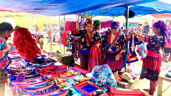 Chợ trung tâm xã Sáng Nhè được đầu tư từ Chương trình mục tiêu quốc gia giảm nghèo bền vững, đã và đang góp phần thúc đẩy phát triển kinh tế, du lịch trên địa bàn.