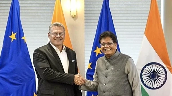 Bộ trưởng Thương mại Ấn Độ Piyush Goyal đã và Ủy viên Thương mại và An ninh Kinh tế EU Maros Sefcovic tại New Delhi. (Ảnh: TTXVN)