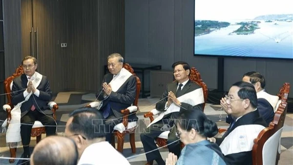 Tối 5/2/2026, tại Thủ đô Vientiane, Tổng Bí thư Tô Lâm cùng các đồng chí lãnh đạo Đảng, Nhà nước Việt Nam dự Lễ buộc chỉ cổ tay truyền thống của Lào do Tổng Bí thư, Chủ tịch nước Lào Thongloun Sisoulith chủ trì. (Ảnh: TTXVN)