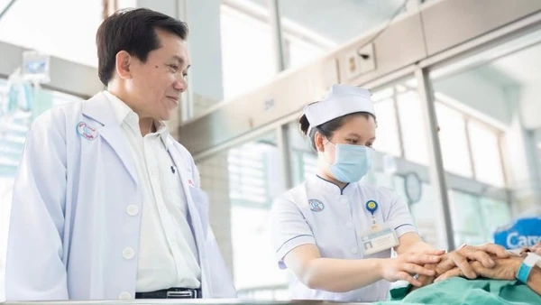 Bác sĩ Bệnh viện Chợ Rẫy thăm khám bệnh nhân sau ca cấp cứu lấy dị vật ra ngoài. (Ảnh: Bệnh viện cung cấp).