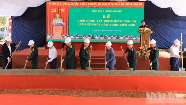 Đại tướng Nguyễn Trọng Nghĩa, Ủy viên Bộ Chính trị, Bí thư Trung ương Đảng, Ủy viên Thường vụ Quân ủy Trung ương, Chủ nhiệm Tổng cục Chính trị Quân đội nhân dân Việt Nam dự Lễ khởi công xây dựng điểm dân cư liền kề chốt dân quân biên giới tại xã Quảng Trực, tỉnh Lâm Đồng.