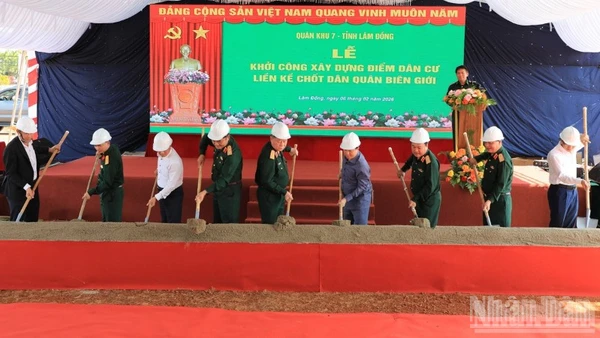 Đại tướng Nguyễn Trọng Nghĩa, Ủy viên Bộ Chính trị, Bí thư Trung ương Đảng, Ủy viên Thường vụ Quân ủy Trung ương, Chủ nhiệm Tổng cục Chính trị Quân đội nhân dân Việt Nam dự Lễ khởi công xây dựng điểm dân cư liền kề chốt dân quân biên giới tại xã Quảng Trực, tỉnh Lâm Đồng.