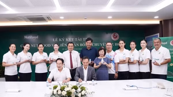 Đại diện Công ty Cổ phần thực phẩm dinh dưỡng Nutifood và Liên đoàn bóng chuyền Thành phố Hồ Chí Minh ký thỏa thuận tài trợ.