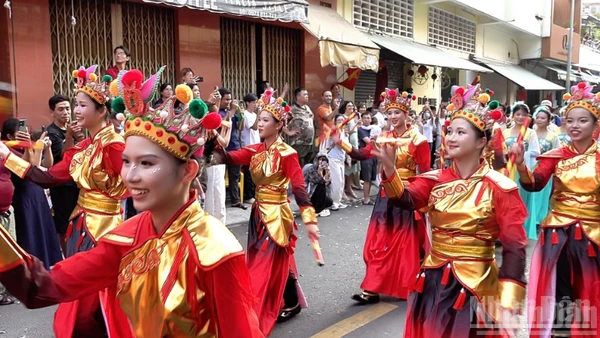 Một lễ hội của người Việt gốc Hoa ở Thành phố Hồ Chí Minh.