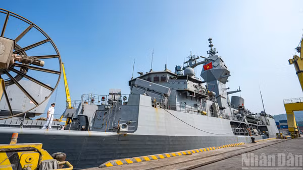 Tàu Hải quân Hoàng gia Australia HMAS Toowoomba tại cảng Tiên Sa, thành phố Đà Nẵng.