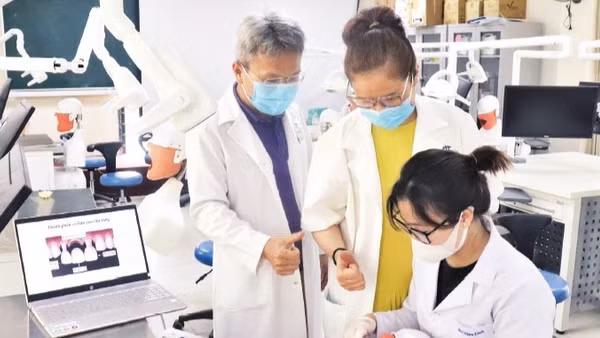 Hướng dẫn thực hành trong đào tạo bác sĩ răng hàm mặt tại Trường đại học Y Dược (Đại học Quốc gia Hà Nội).