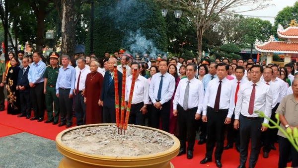 Các đồng chí lãnh đạo, nguyên lãnh đạo thắp hương viếng Anh hùng liệt sĩ Võ Thị Sáu sáng 14/2.