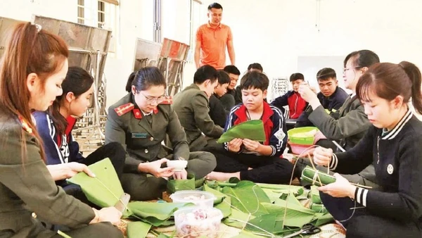 Cán bộ, chiến sĩ Công an tỉnh Sơn La cùng các em nhỏ chuẩn bị đón Tết.