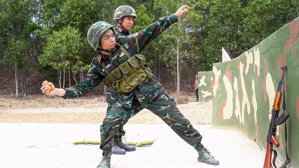 Chiến sĩ mới tập luyện trước kỳ kiểm tra "3 tiếng nổ". (Ảnh: NGUYÊN PHÚ)