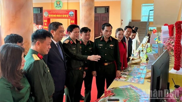 Lãnh đạo Quân khu 2 cùng lãnh đạo tỉnh Lào Cai tham quan sản phẩm báo chí tại hội nghị. (Ảnh: THANH SƠN)