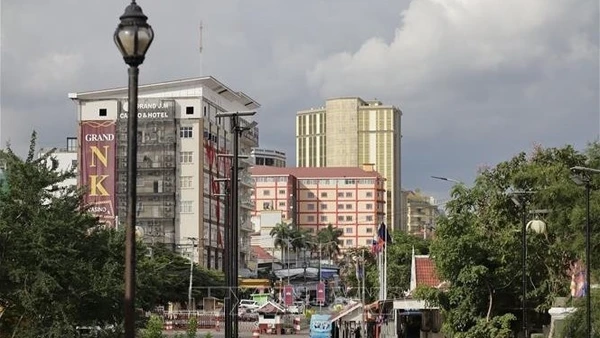 Phía Campuchia được chụp từ trạm kiểm soát biên giới Ban Pakkad ở quận Khlong Yai, tỉnh Chanthaburi, Thái Lan, ngày 16/6/2025. (Ảnh tư liệu: THX/TTXVN) 