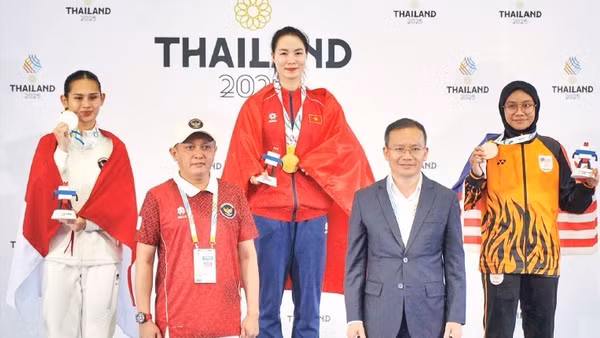 Võ sĩ karatedo Đinh Thị Hương bảo vệ thành công huy chương Vàng nội dung kumite hạng cân -68kg nữ.