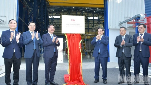 Thủ tướng Phạm Minh Chính và các đồng chí lãnh đạo thực hiện nghi thức gắn biển công trình tiêu biểu dự án nhà máy điện khí LNG Nhơn Trạch 3 và Nhơn Trạch 4 chào mừng Đại hội Đảng toàn quốc XIV. (Ảnh: Thanh Giang)