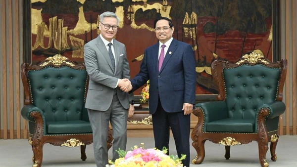 Thủ tướng Phạm Minh Chính và Bộ trưởng Ngoại giao Lào Thongsavanh Phomvihane. (Ảnh: Trần Hải)