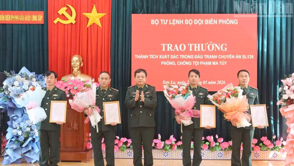 Thiếu tướng Nguyễn Văn Thiện, Phó Tư lệnh Bộ đội Biên phòng trao thưởng cho các tập thể trong Chuyên án SL126.