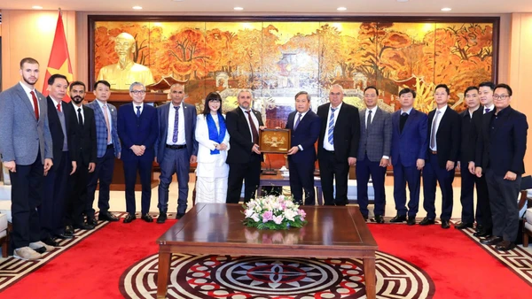 Phó Bí thư thành ủy, Chủ tịch Ủy ban nhân dân thành phố Hà Nội Vũ Đại Thắng (thứ 8 từ phải sang) tiếp Đoàn đại biểu Hội đồng doanh nhân Arab do ông Bassam Tabajah, Chủ tịch Hội đồng dẫn đầu.