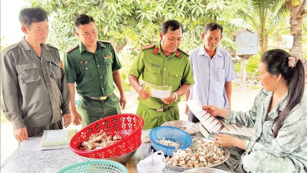 Trung tá Châu Văn Nát cùng đại diện Bộ đội Biên phòng và thành viên Đội dân phòng cơ động đến nhà dân tuyên truyền phòng chống lừa đảo trực tuyến.