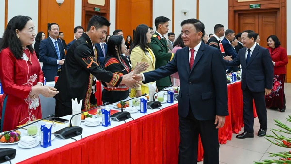 Đồng chí Trần Cẩm Tú, Ủy viên Bộ Chính trị, Thường trực Ban Bí thư với các Bí thư chi bộ xuất sắc toàn quốc năm 2026. (Ảnh: DUY LINH)