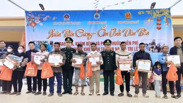 Đồn Biên phòng Tri Lễ phối hợp trao tặng quà cho đồng bào.