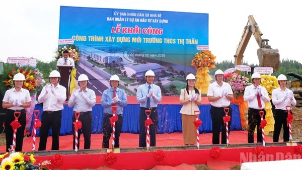 Các đại biểu thực hiện nghi thức khởi công dự án xây dựng Trường trung học cơ sở thị trấn Nhà Bè.