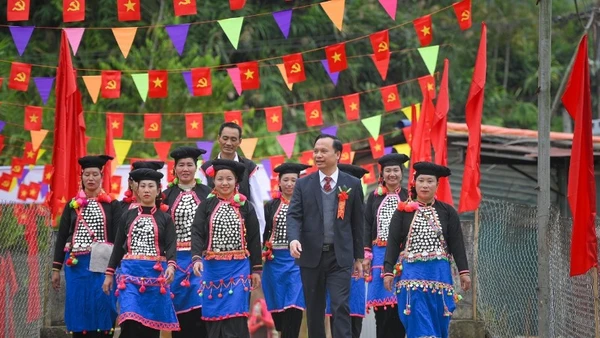 Đồng chí Tạ Văn Sơn, Bí thư Đảng ủy xã Mường Nhé chung vui cùng bà con dân tộc Si La ở bản Nậm Sin trong Lễ đón bằng công nhận di sản văn hóa phi vật thể quốc gia là Lễ mừng cơm mới của dân tộc Si La. (Ảnh: MAI GIÁP)