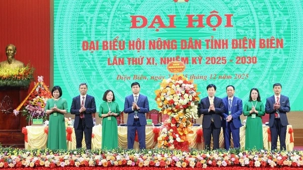 Lãnh đạo Trung ương Hội Nông dân Việt Nam tặng hoa chúc mừng Đại hội đại biểu Hội Nông dân tỉnh Điện Biên lần thứ 11.