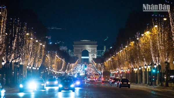 Champs-Élysées luôn là tâm điểm thu hút người dân và khách du lịch.