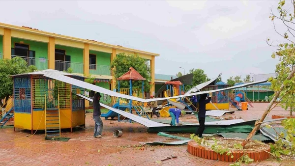 Các đơn vị trường học trên địa bàn xã Hưng Nguyên (tỉnh Nghệ An) khắc phục thiệt hại sau bão số 5.