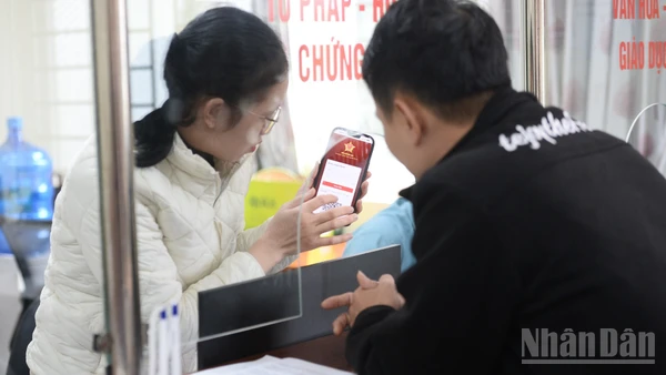 Những khái niệm xa lạ như trí tuệ nhân tạo (AI) hay chuyển đổi số giờ đã đến gần hơn với người dân Lai Châu nhờ sự hỗ trợ “cầm tay chỉ việc” từ Viettel. (Ảnh: ANH TUẤN)