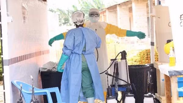 Nhân viên y tế thực hiện khử trùng tại trung tâm điều trị Ebola ở tỉnh Ituri, Cộng hòa Dân chủ Congo. (Ảnh: THX/TTXVN) 