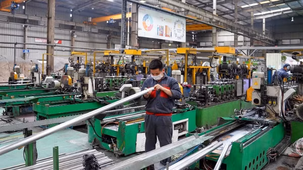 Các chính sách miễn, giảm, gia hạn thuế, phí đã góp phần giảm chi phí đầu vào, hỗ trợ doanh nghiệp vượt qua khó khăn. Trong ảnh: Sản xuất tại Nhà máy thiết bị gia dụng Sơn Hà, khu công nghiệp Phùng, thành phố Hà Nội. (Ảnh: TUỆ NGHI)