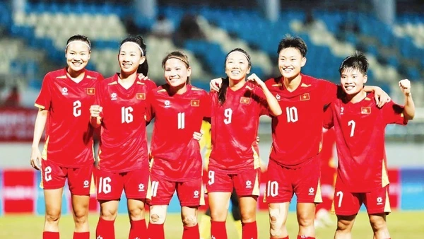 Niềm vui chiến thắng của đội tuyển bóng đá nữ Việt Nam tại trận ra quân SEA Games 33.
