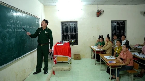 Thiếu tá Lò Văn Thoại, Đồn Biên phòng Nậm Lạnh, xã Sốp Cộp, tỉnh Sơn La và lớp học xóa mù chữ cho đồng bào dân tộc thiểu số.